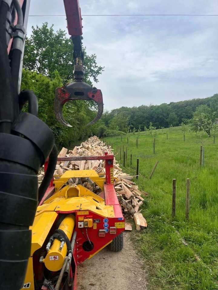 Chargement mécanisé de bois bûche pour les productions MARS Bois dans le Vercors